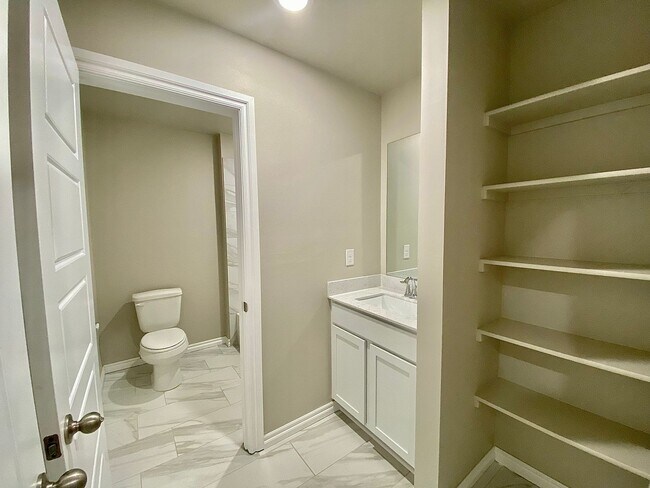 Building Photo - 4 Bed 2 Bath, w/Office in Deer Creek Schools