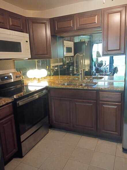 Building Photo - 19 Saint Thomas Colony