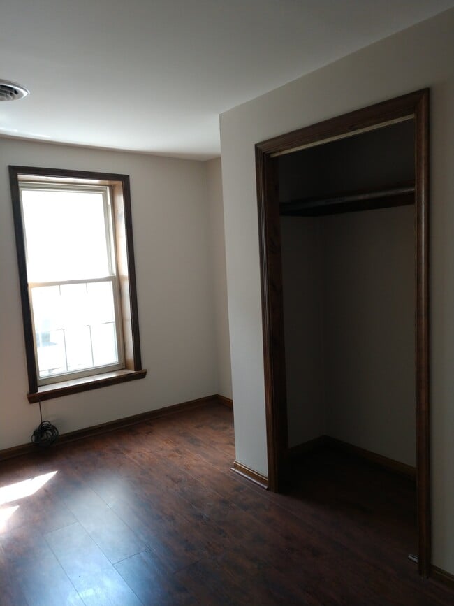 Building Photo - 519 W Potomac St