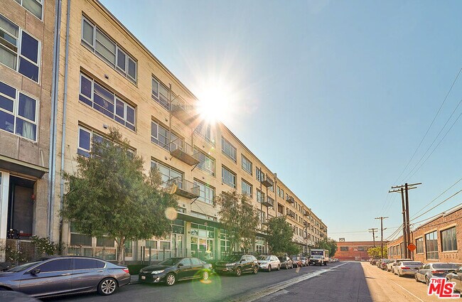 Building Photo - 530 S Hewitt St