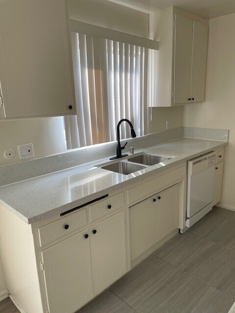 Building Photo - 824 S Wooster St