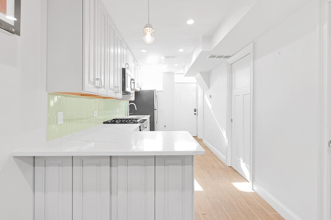 Building Photo - 3033 W Diversey Ave