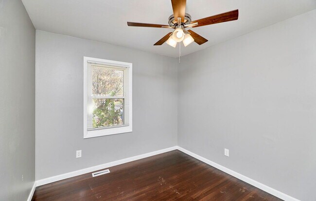 Building Photo - 2365 N Pointe Ln