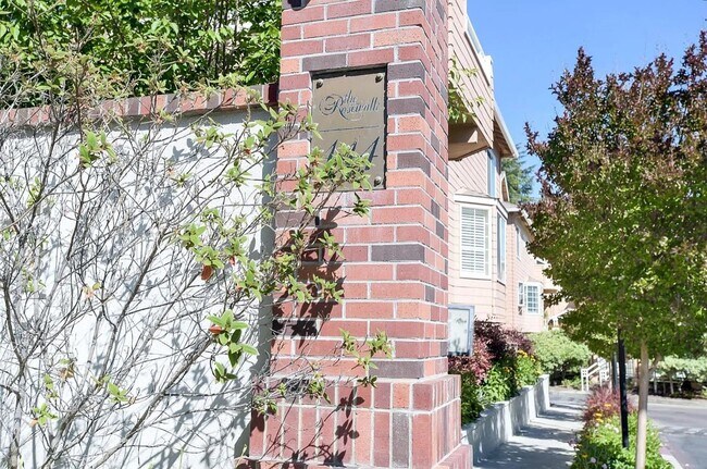 Building Photo - Charming 3BR|2.5BA Palo Alto Townhome – Pr...