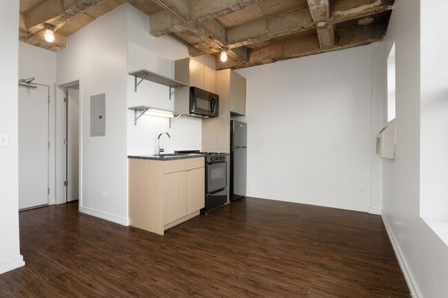 Building Photo - 1325 W Wilson Ave