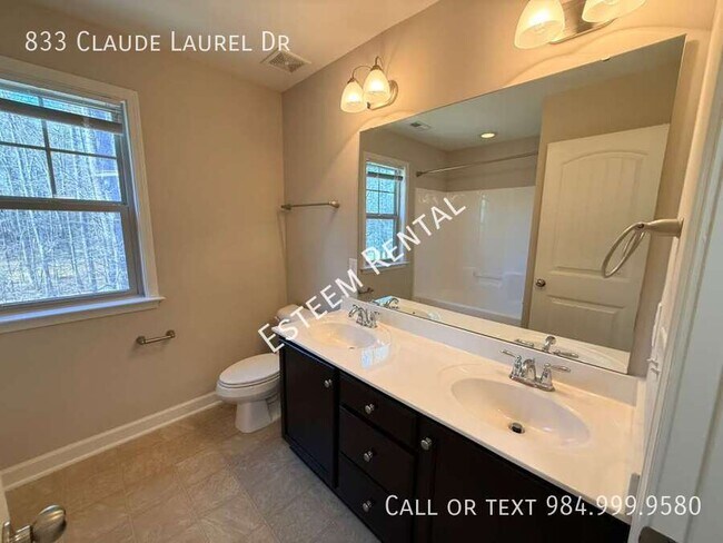 Building Photo - 833 Claude Laurel Dr