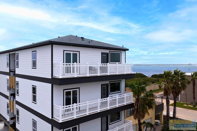 Building Photo - 111 W Sunny Isle Dr