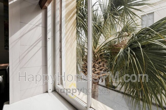 Building Photo - 251 Meeting St