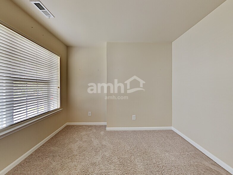Building Photo - 1038 Vanguard Dr
