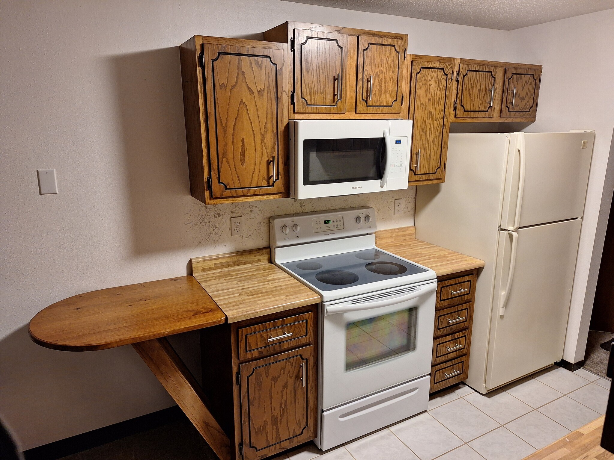 Building Photo - 341 Prairiewood Cir S