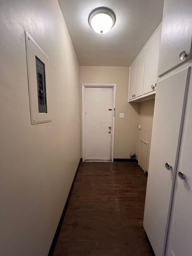 Building Photo - 2923 Peerless Ave