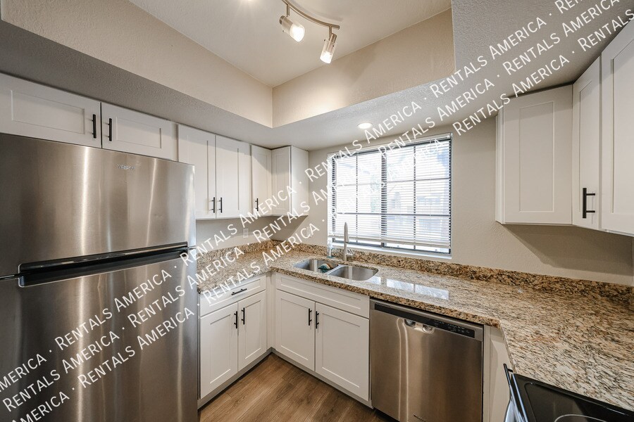 Building Photo - 700 E Mesquite Cir