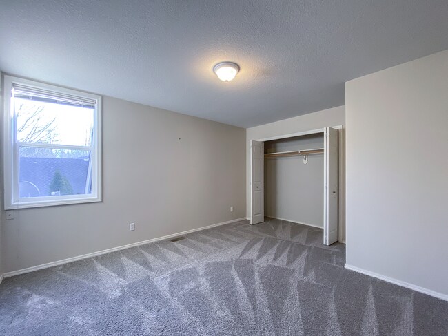 Building Photo - Stunning 4 Bed + 2.5 Bath House in Lake Oswego | Private Backyard, Open Floor Concept, Air Condit...