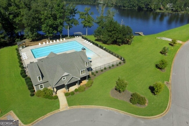 Building Photo - 405 Lakeview Way