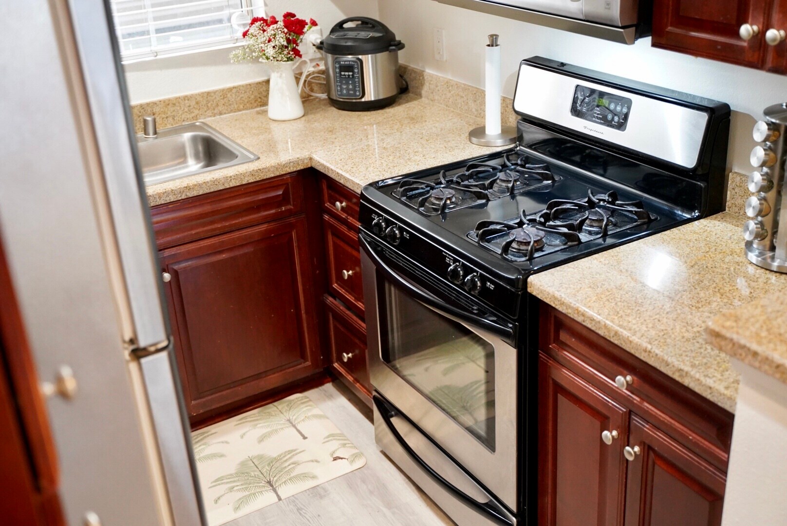 Building Photo - 21500 Burbank Blvd