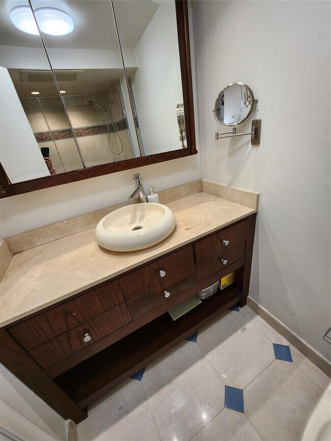 Building Photo - 219 NE 14th Ave