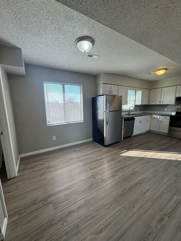 Building Photo - 1232 E Guinevere St