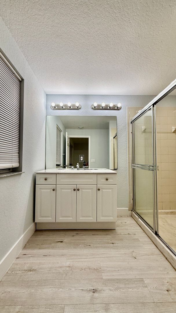 Building Photo - Spacious 3/3 Townhouse with Lake View – Sa...