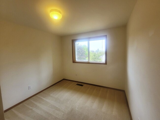 Building Photo - Charming Split-level 4 Bedroom Home - E Mc...