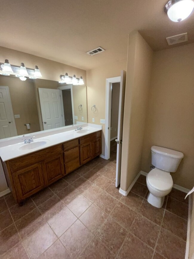 Building Photo - Gorgeous 3 Bedroom 2 Bathroom Single Famil...
