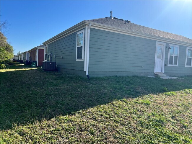 Building Photo - 590 N Cresswell Dr