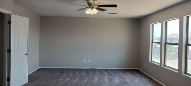 Building Photo - 3 Bed / 2 Bath with Loft