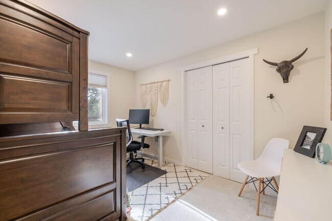 Building Photo - 3BR Furnished NW Bend Home