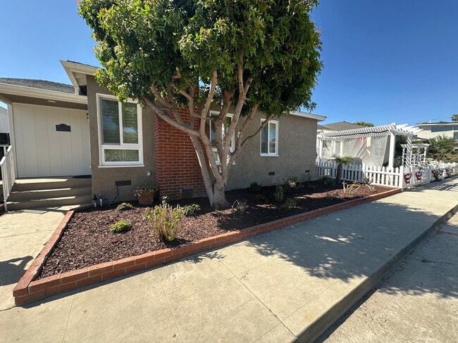 Building Photo - Beautifully Remodeled 3 Bedroom Naples Hou...
