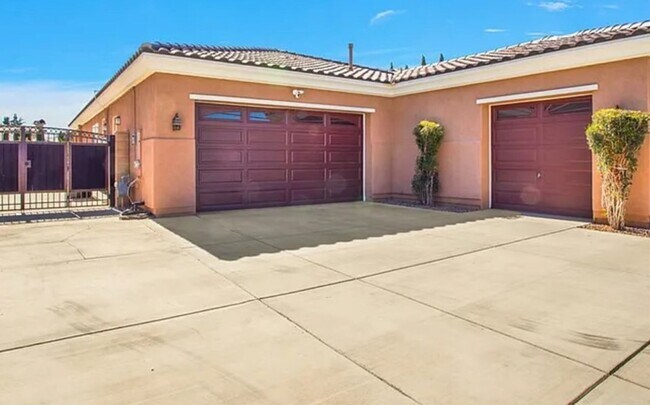 Building Photo - Luxury Home at Stonebrook Estates-Gated Community- 4 Bedrooms, 5 Bathrooms