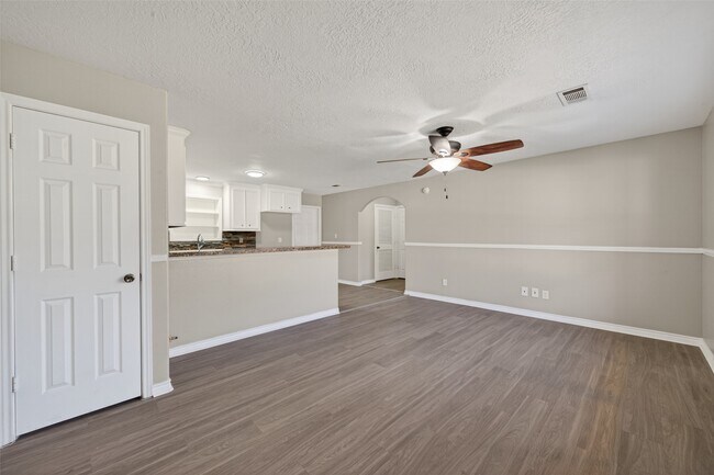 Building Photo - 210 N Shirley Ln