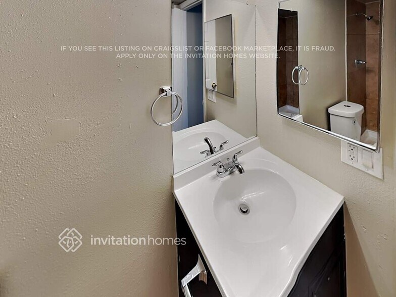 Building Photo - 2022 W Windrose Dr