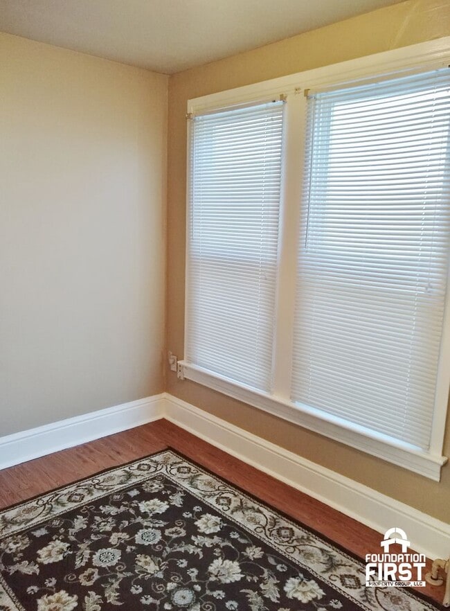 Building Photo - 5 Bed / 2 Bath Single Family Duplex