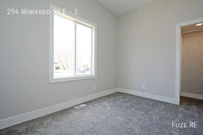 Building Photo - 294 Winifred St E