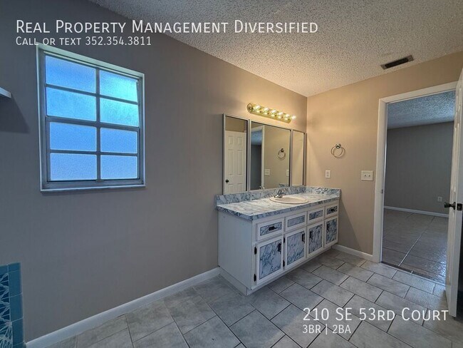 Building Photo - 210 SE 53rd Ct