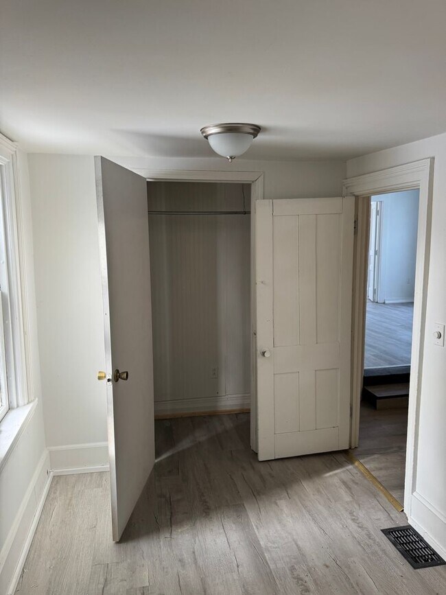 Building Photo - 2 bedroom 1 bath single family home. Freshly painted with new flooring .