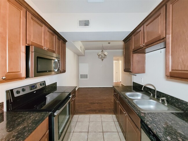 Building Photo - 2255 Braeswood Park Dr