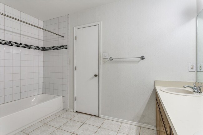 Building Photo - 215 Meadowbrook Ln