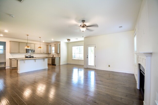 Building Photo - Beautiful 3 Bedroom + Flex Room in Gated Community of Mimosa Bay