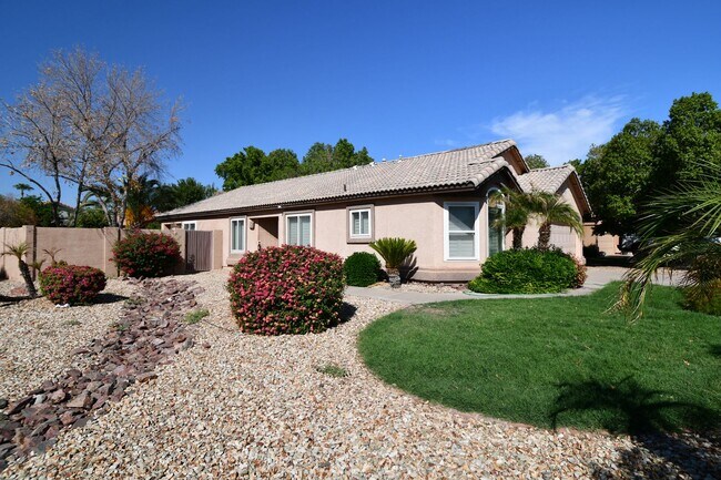 Building Photo - Palm Valley Beauty With A Pool!