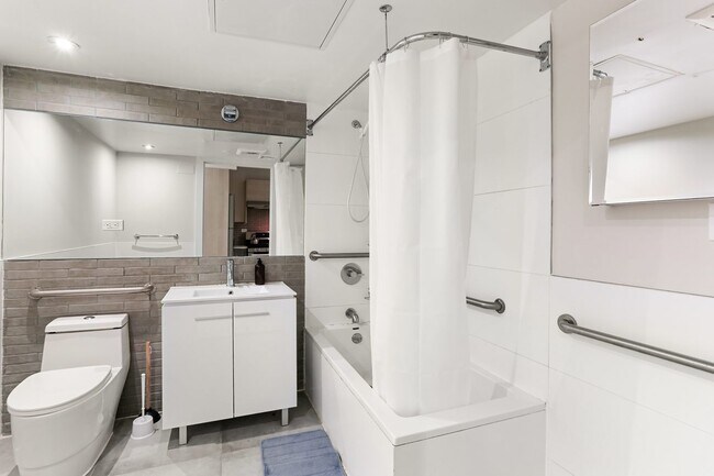 Building Photo - ROOM ONLY in 5-bed/2.5-bath Home