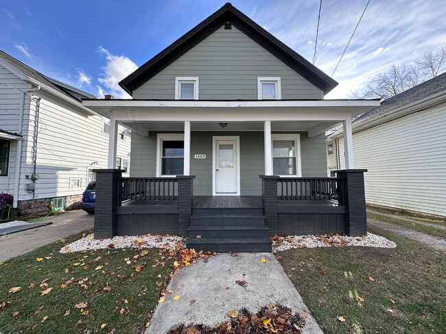 Primary Photo - Gorgeous Renovated 5 Bedroom 1 Bath Single...