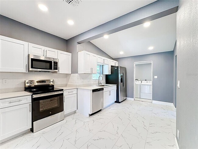 Building Photo - 2409 Drake Dr