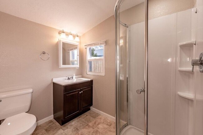 Building Photo - 2 Bed Home walking distance to College and...