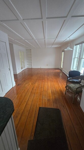 Building Photo - 10 King Ln