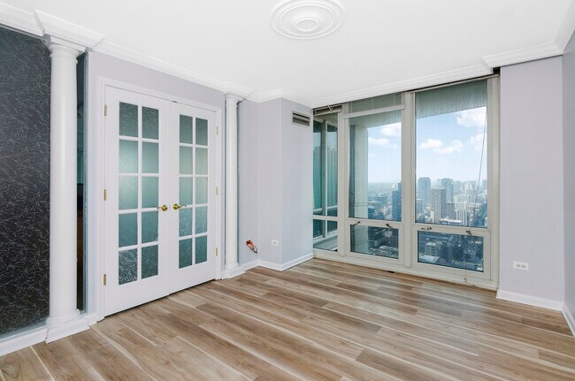Building Photo - 345 N La Salle Dr