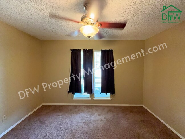 Building Photo - Charming 3-Bedroom Home with Fenced Backyard & Fireplace in Arlington!