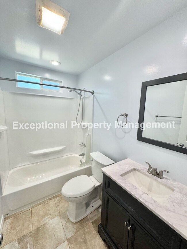 Building Photo - Ready to move in 2 bedroom 1 bath home