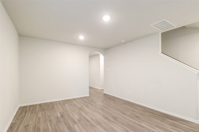 Building Photo - 2424 Carp Dr