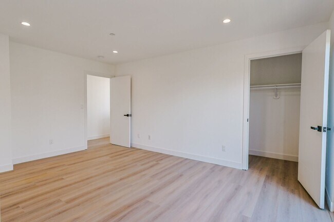 Building Photo - 2419 Carmona Ave