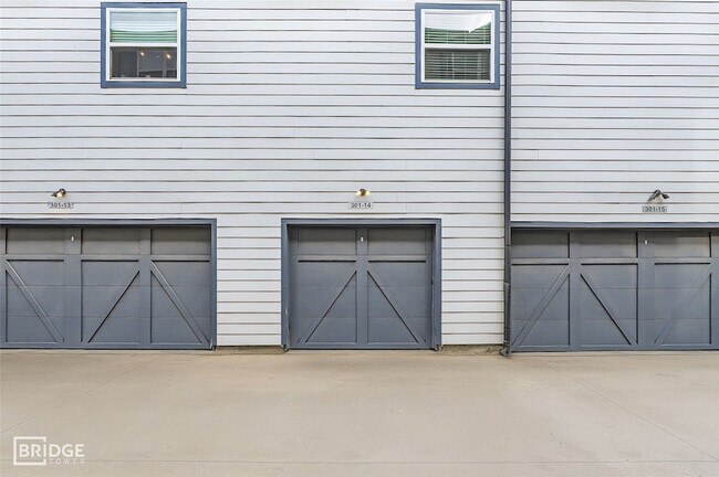 Building Photo - 301 E Lamar St